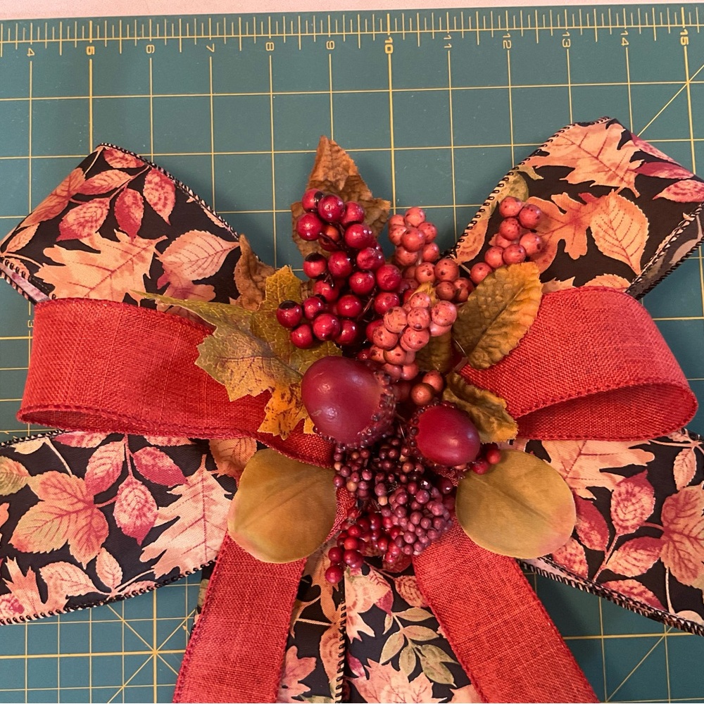 Wired decorative fall bow
